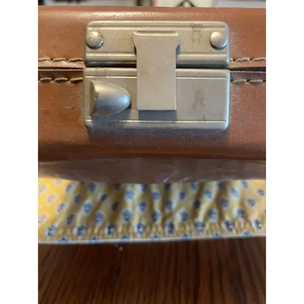 Polaroid J33 land camera w/ Leather Case
